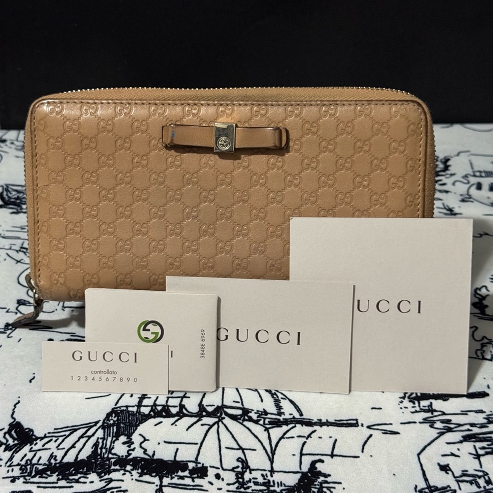 Gucci Beige Leather Zip Wallet
